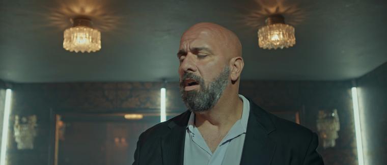 Ο τραγουδιστής σε σαλόνι με κρύσταλλα